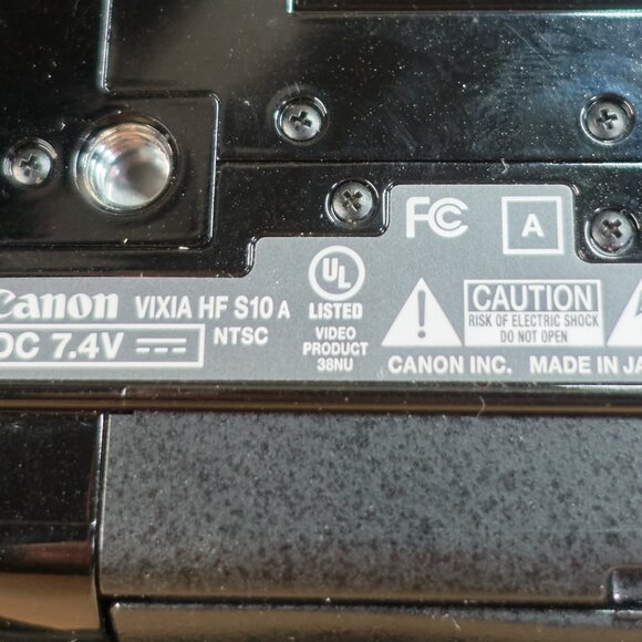 Canon VIXIA HF S10 / Full HD 1080p Camcorder / 32GB Flash / Tested / Japan - Picture 10 of 10